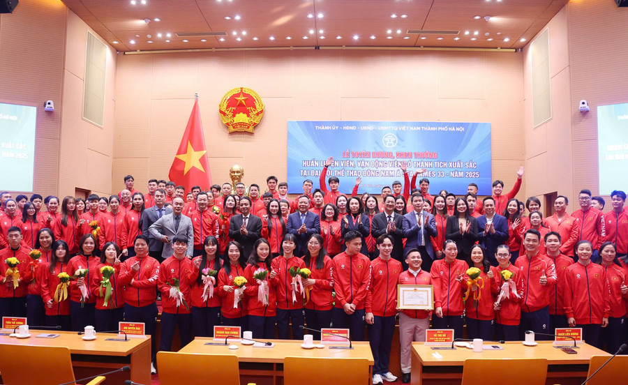 Đại biểu chụp ảnh cùng vận động viên, huấn luyện viên xuất sắc.