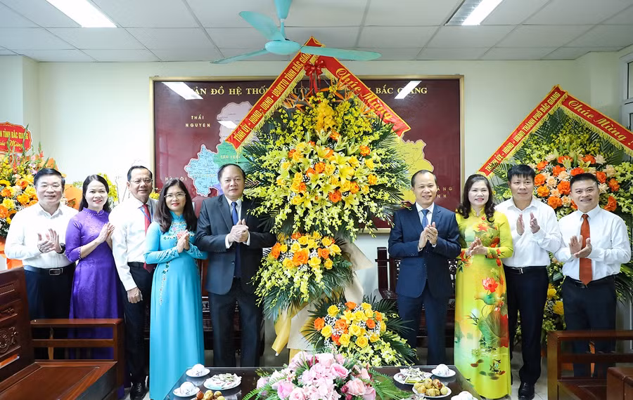 Quyền Chủ tịch UBND tỉnh Bắc Giang Mai Sơn cùng lãnh đạo tỉnh Bắc Giang tặng hoa chúc mừng Sở GD&ĐT nhân kỷ niệm 42 năm Ngày Nhà giáo Việt Nam.