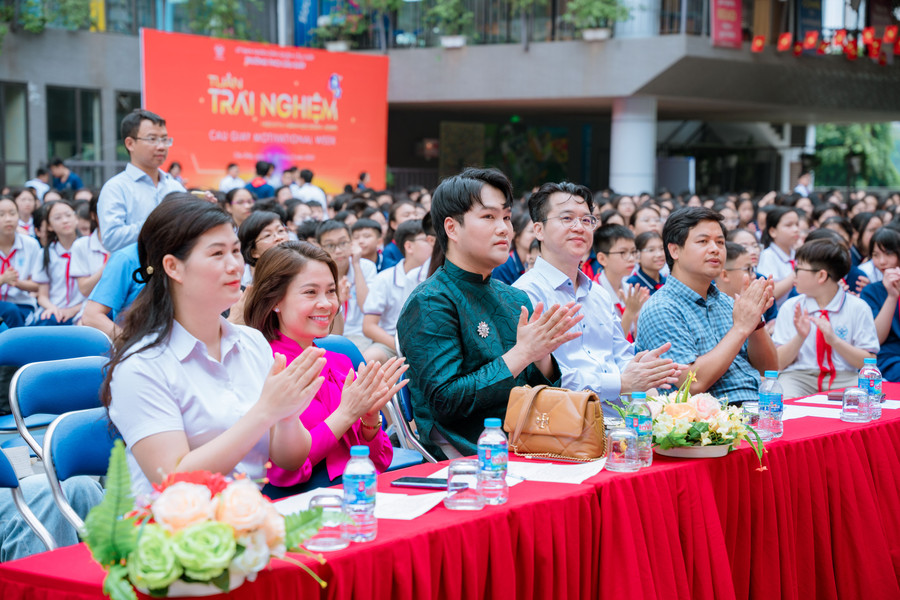 Đại biểu dự chương trình. tru09260.jpg