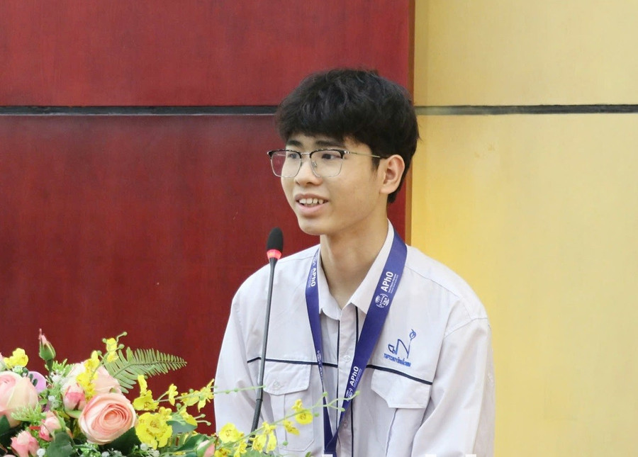 Em Nguyễn Công Vinh vui mừng, xúc động khi được nhận Bằng khen của Chủ tịch UBND tỉnh Bắc Ninh. 2.jpg