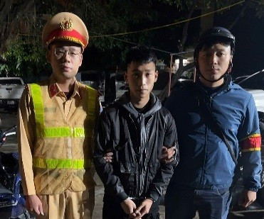 Tổ công tác 141 bắt giữ thanh niên mang hung khí đi đánh nhau.