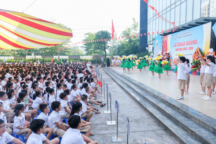 Học sinh Trường Tiểu học Đông Ngạc hân hoan chào mừng năm học mới. dn3.jpg