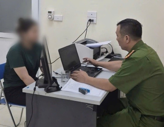 Nữ sinh N kể lại sự việc với cơ quan công an. 