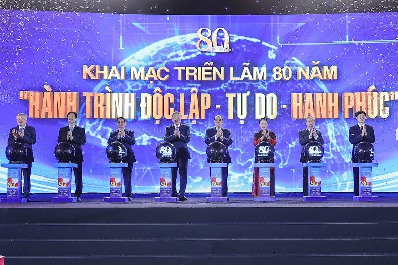 Lãnh đạo Đảng, Nhà nước thực hiện nghi thức khai mạc Triển lãm “80 năm Hành trình Độc lập - Tự do - Hạnh phúc”. (Ảnh: VGP/Nhật Bắc) img0113-1756351483472380259804.jpg