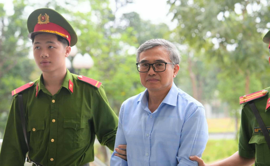 Nguyên Thứ trưởng Hoàng Quốc Vượng bị dẫn giải ra tòa từ sáng sớm.