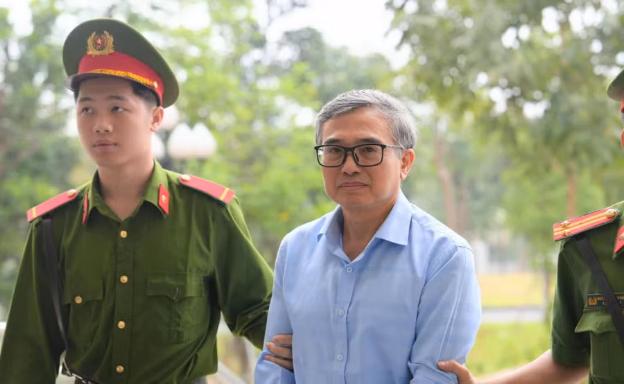 Nguyên Thứ trưởng Hoàng Quốc Vượng bị dẫn giải ra tòa từ sáng sớm.