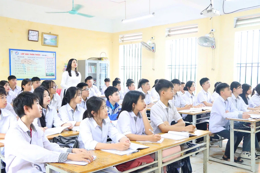Học sinh lớp 9 Trường THCS Vũ Chính (TP Thái Bình) trong giờ ôn tập.