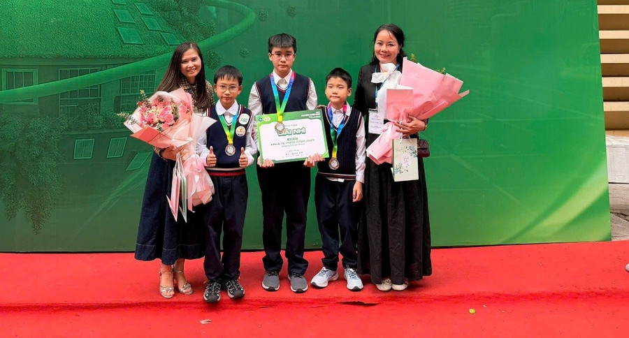 Cô trò Trường Tiểu học Kim Đồng hân hoan với giải Nhì tại Cuộc thi. a-3-2333.jpg