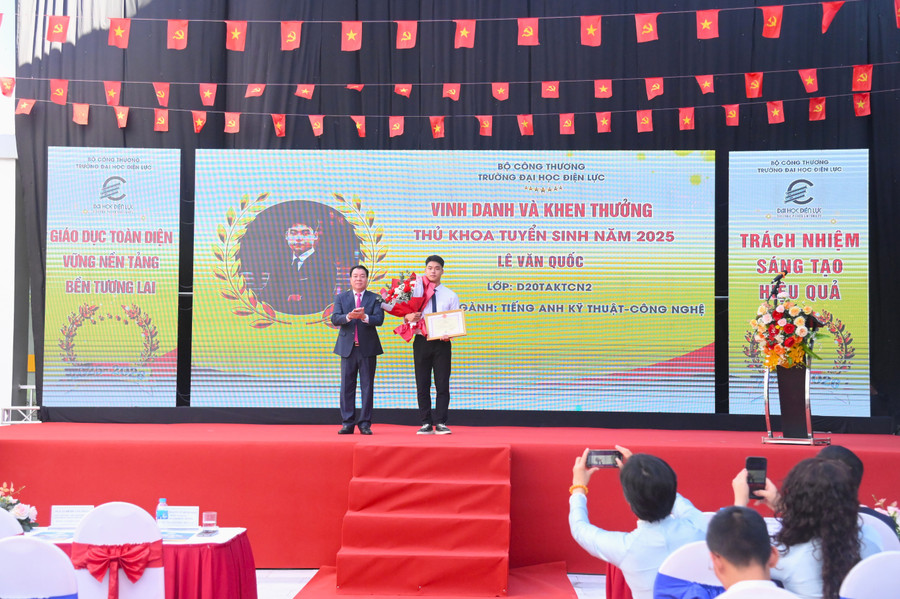 Trao khen thưởng cho thủ khoa tuyển sinh đầu vào của trường năm 2025 epu-5829.jpg