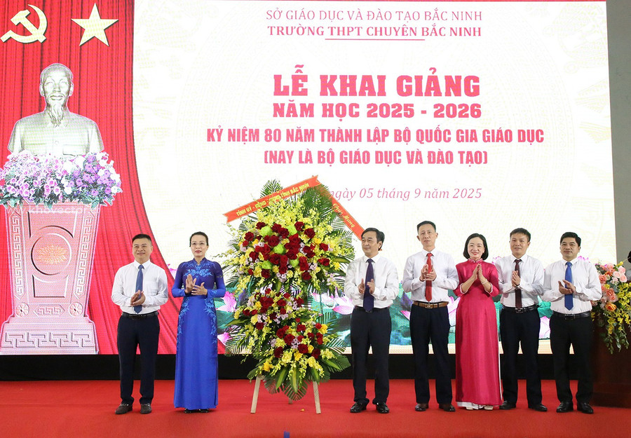 Phó Bí thư Thường trực Tỉnh ủy Bắc Ninh Nguyễn Thị Hương tặng hoa chúc mừng Trường THPT Chuyên Bắc Ninh.