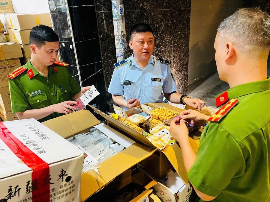 Lực lượng chức năng kiểm tra số hàng hóa.