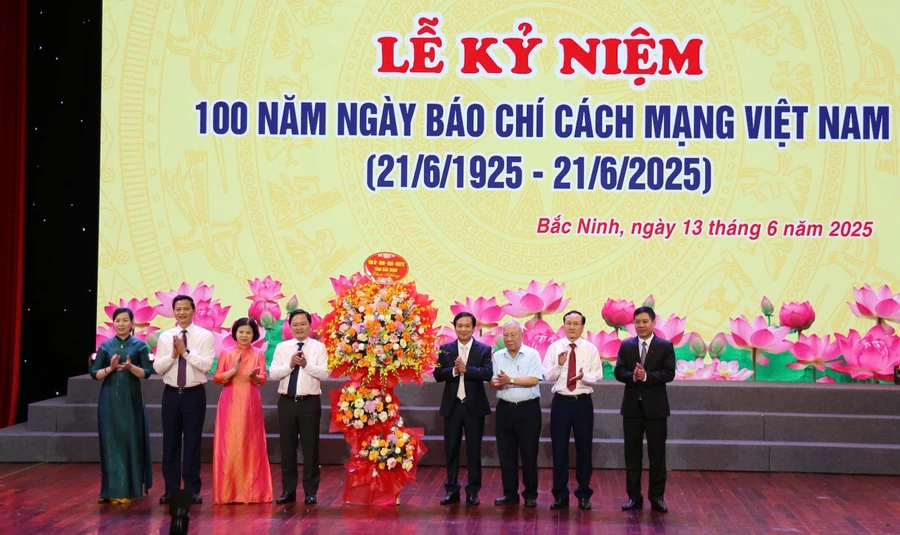 Lãnh đạo tỉnh Bắc Ninh tặng hoa chúc mừng các thế hệ nhà báo.