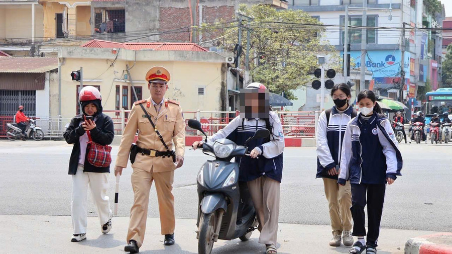 Cảnh sát giao thông kiểm tra, xử lý vi phạm giao thông liên quan đến học sinh.