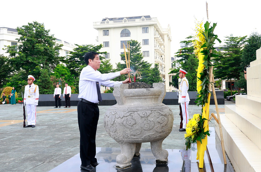 Bí thư Tỉnh ủy Bắc Ninh Nguyễn Văn Gấu dâng hương hương tưởng nhớ các Anh hùng liệt sĩ. bn-3.jpg