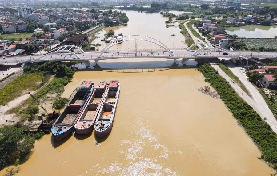 Mực nước ở khu vực cầu Mỹ Độ dâng cao do ảnh hưởng bão số 10 trước đó (Ảnh tư liệu).
