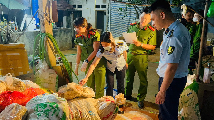 Lực lượng chức năng kiểm tra số thực phẩm.