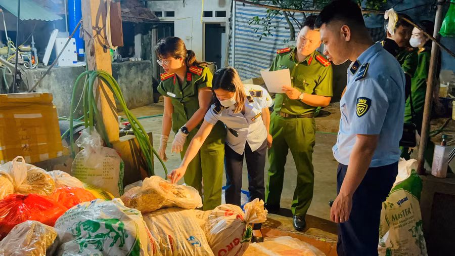 Lực lượng chức năng kiểm tra số thực phẩm.