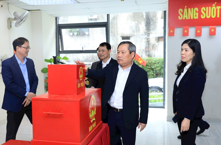 Chủ tịch UBND TP Hà Nội kiểm tra công tác bầu cử tại phường Vĩnh Tuy.
