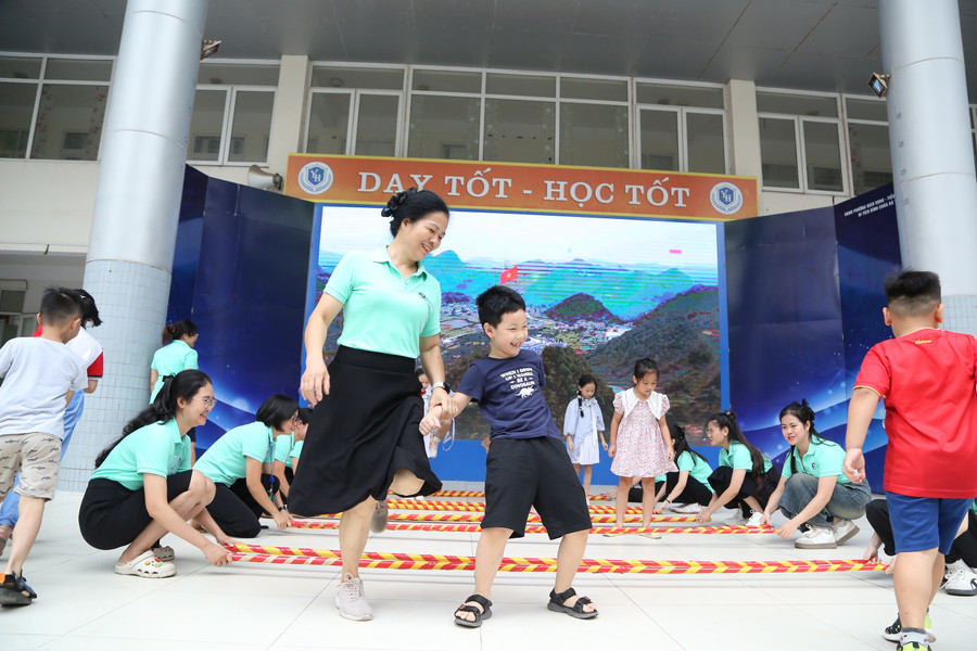 Học sinh với thử thách "bước nhảy hoàn vũ". k5.jpg