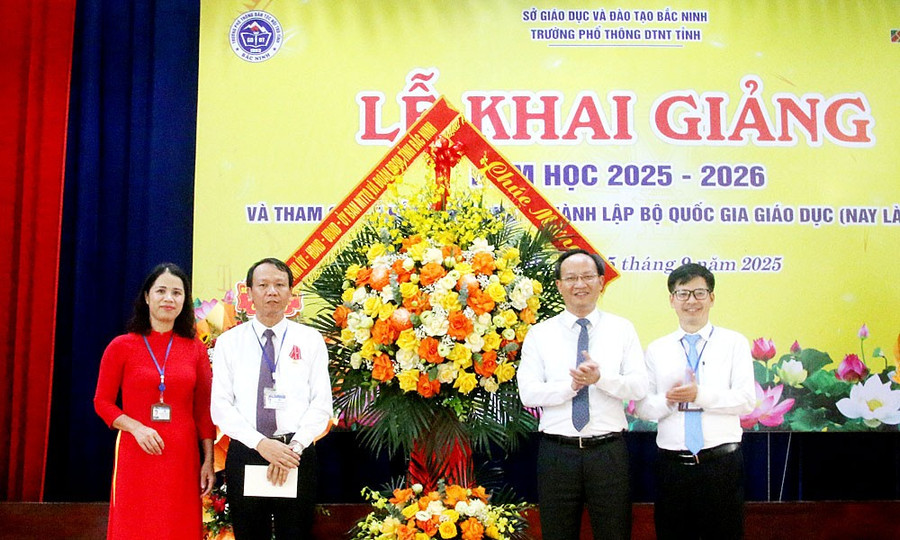 Ông Phạm Văn Thịnh tặng hoa chúc mừng Trường Phổ thông dân tộc nội trú tỉnh Bắc Ninh.