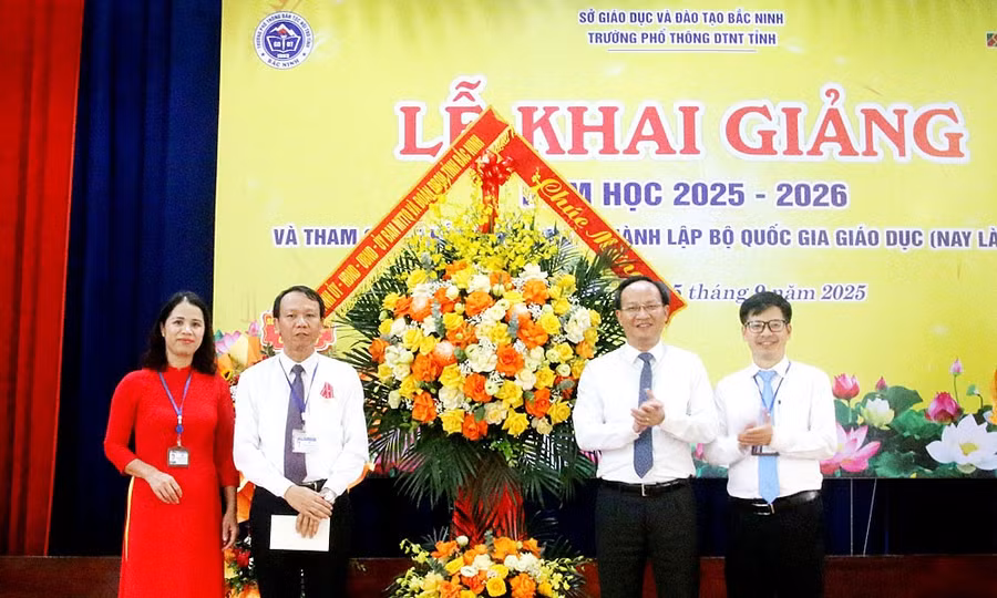 Ông Phạm Văn Thịnh tặng hoa chúc mừng Trường Phổ thông dân tộc nội trú tỉnh Bắc Ninh.