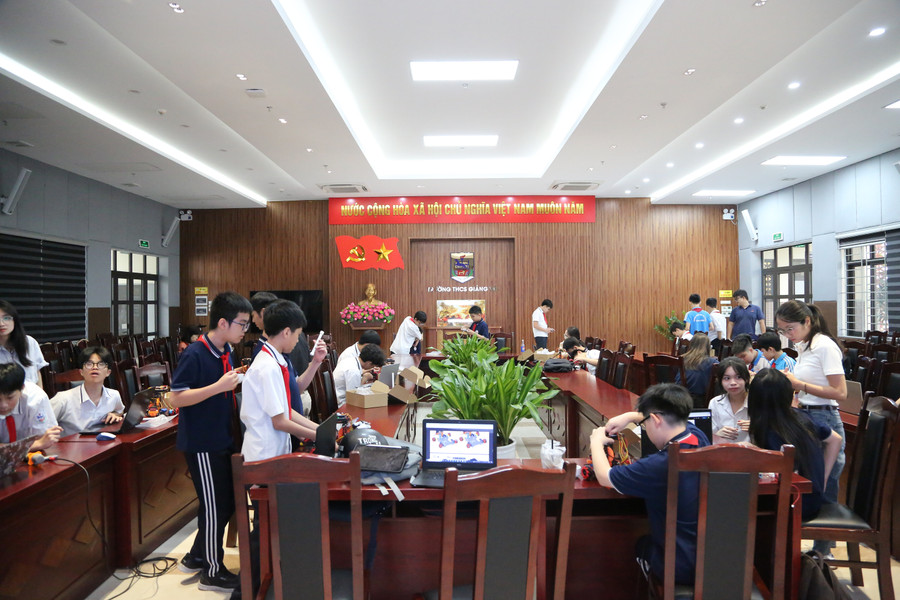 Một số hình ảnh thí sinh các Đội thi đến từ các Trường THCS đang chuẩn bị lắp ghép các thiết bị, chuẩn bị robot. gv-2.jpg
