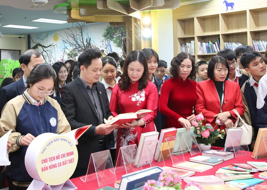 Đại biểu cùng đông đảo các em học sinh thăm quan, đọc sách tại phòng trưng bày.