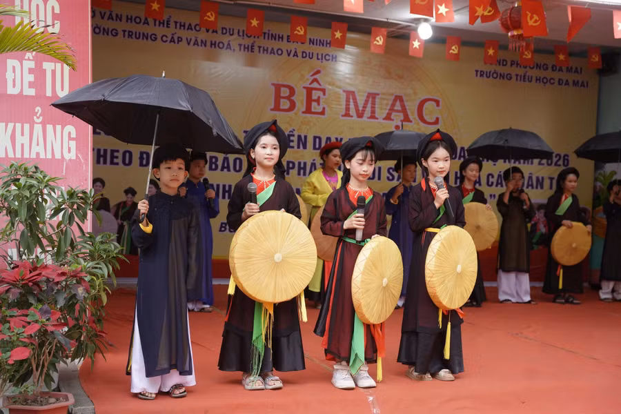 Học sinh tự tin biểu diễn dân ca Quan họ.