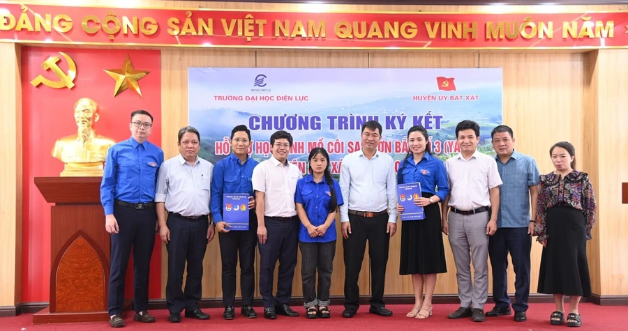 Đại diện hai bên chụp ảnh lưu niệm với em Thào Thị Nhè.