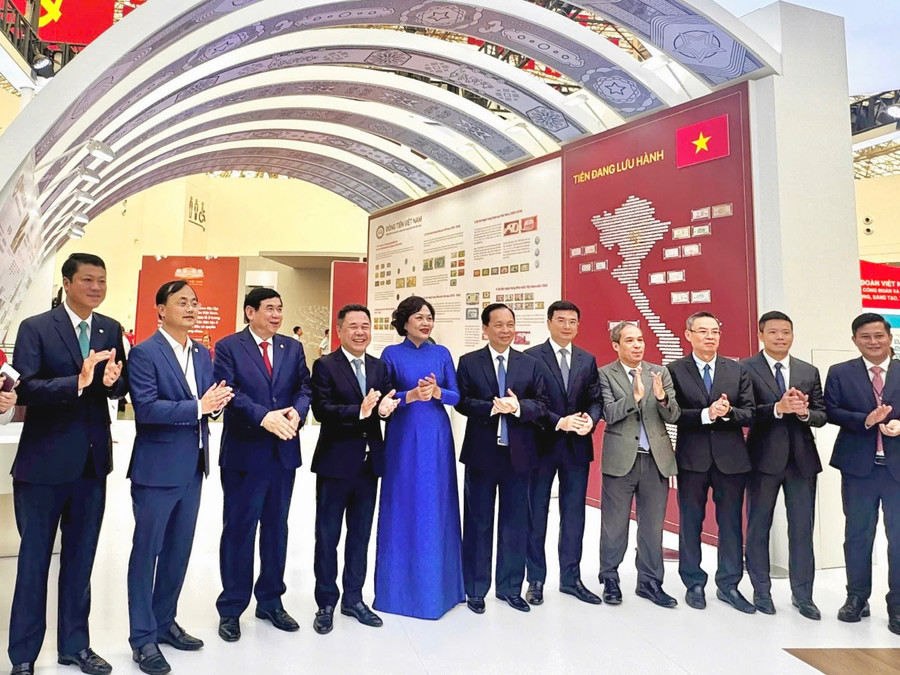 Thống đốc NHNN cùng các lãnh đạo ngành Ngân hàng đồng hành tại Triển lãm “Thành tựu đất nước A80”. m1.jpg