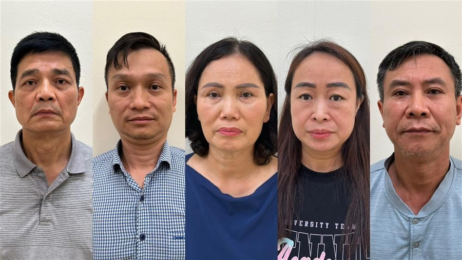 Nguyễn Thanh Phong; Đinh Quang Minh; Nguyễn Thị Minh Hải; Lê Thị Hiên; Cao Văn Trung (theo thứ tự từ trái qua). a8.jpg