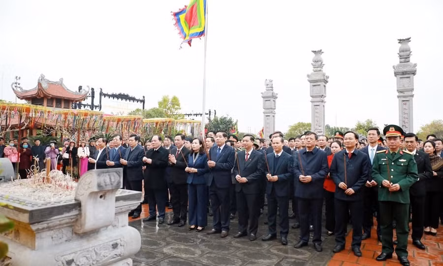 Các đại biểu dâng hương tại đền Xương Giang.