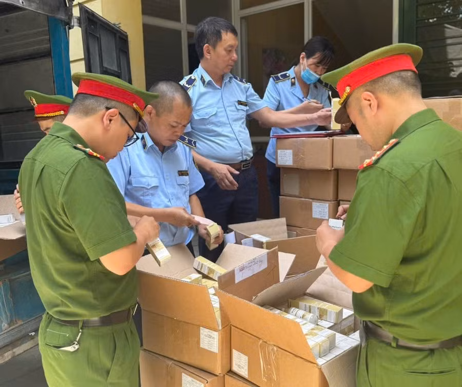 Lực lượng chức năng kiểm tra số hàng hóa.