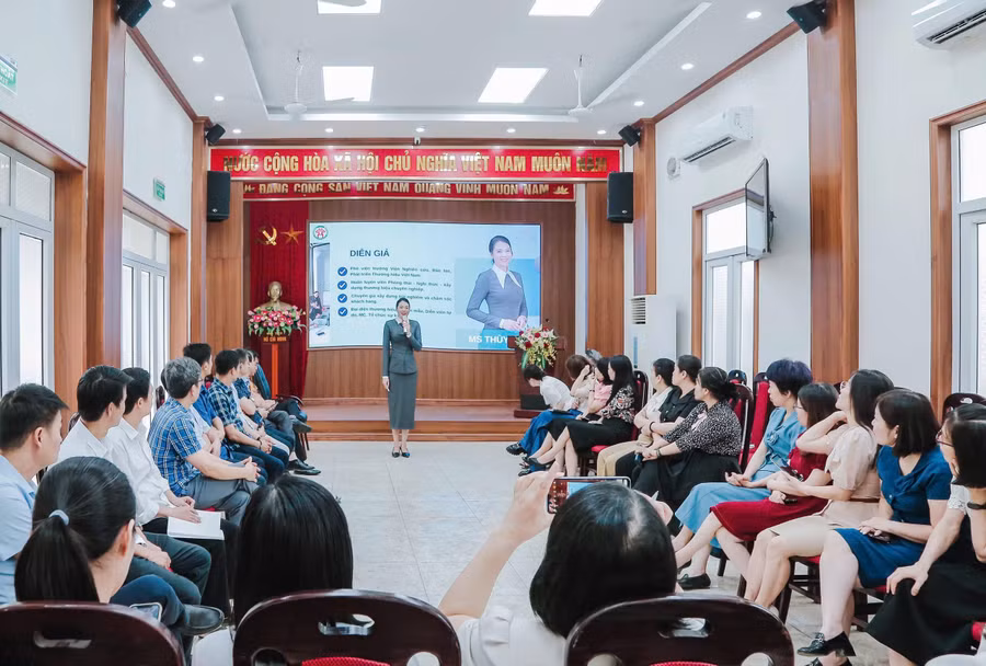 Toàn cảnh buổi tập huấn “Văn hóa công sở trong kỷ nguyên mới” tại Sở Dân tộc và Tôn giáo TP Hà Nội.