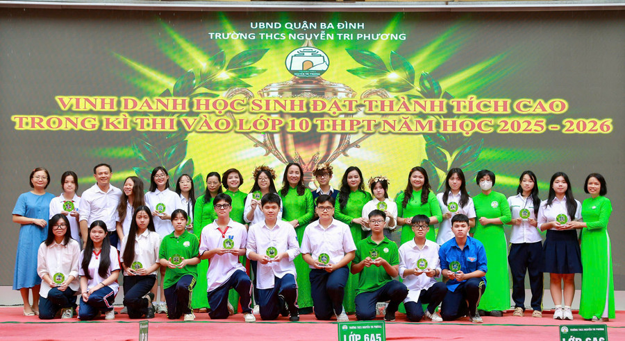 Ban Giám hiệu Trường THCS Nguyễn Tri Phương vinh danh học sinh lớp 9. z6922169433823-7a3a50ea7ffd11812668aa5c80f82566.jpg