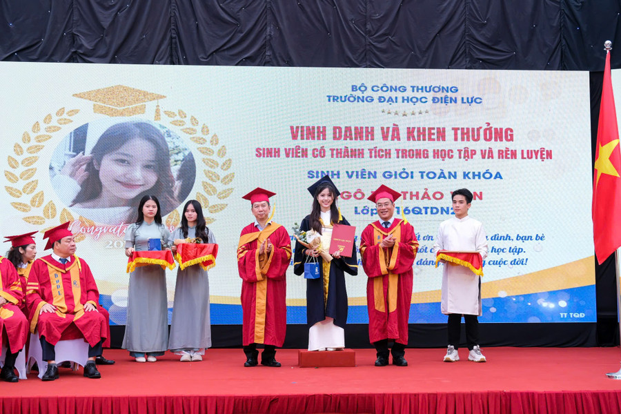 Đại diện Ban giám hiệu trao bằng tốt nghiệp và chúc mừng sinh viên giỏi toàn khóa. dl-11.jpg