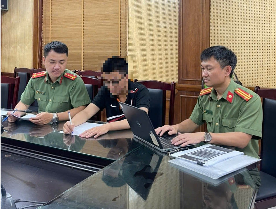 Công an làm việc với thí sinh vi phạm.