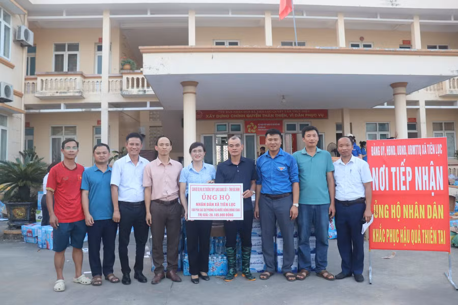 Đại diện Ban Giám hiệu Trường THPT Lạng Giang trao ủng hộ gửi tới người dân vùng lũ. 