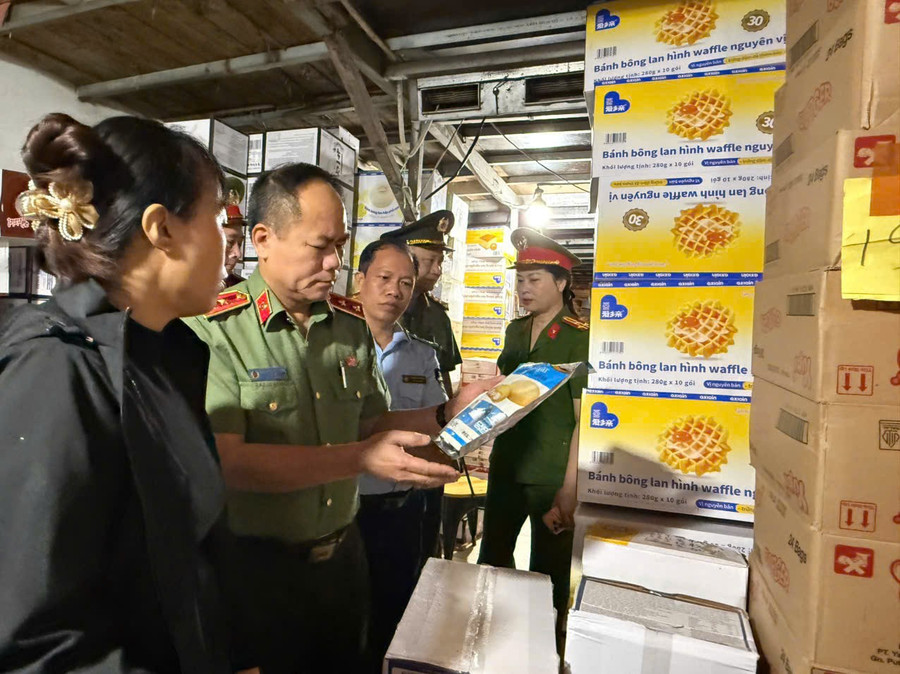 Lãnh đạo Công an Hà Nội cùng đoàn kiểm tra hàng hóa tại cơ sở kinh doanh ở La Phù.