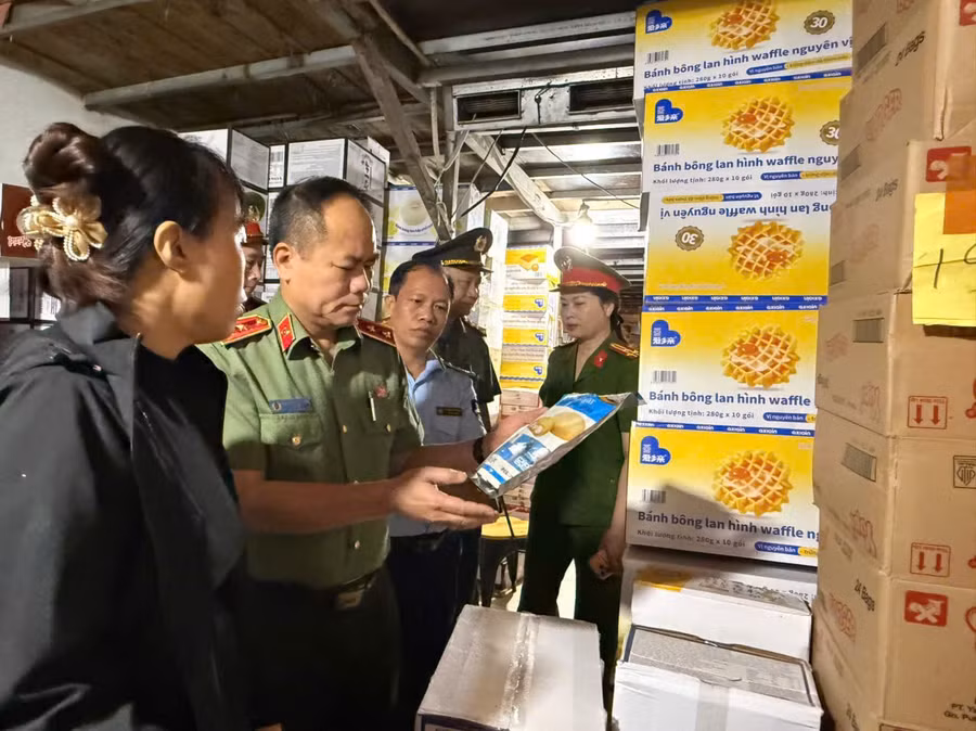 Lãnh đạo Công an Hà Nội cùng đoàn kiểm tra hàng hóa tại cơ sở kinh doanh ở La Phù.