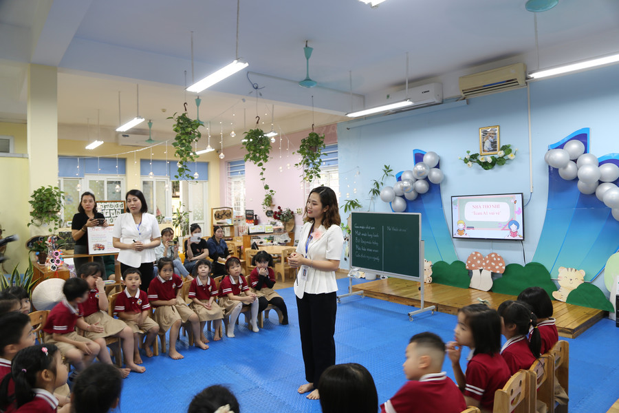 Trẻ mầm non sôi nổi phát biểu, chia sẻ trong giờ học.