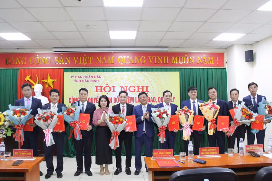 Lãnh đạo tỉnh Bắc Ninh chúc mừng các Phó Giám đốc sở Văn hóa, Thể thao và Du lịch. 