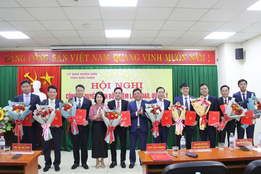 Lãnh đạo tỉnh Bắc Ninh chúc mừng các Phó Giám đốc sở Văn hóa, Thể thao và Du lịch. 