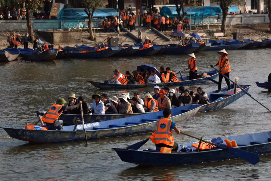 Du khách về chùa Hương chiều 21/2.