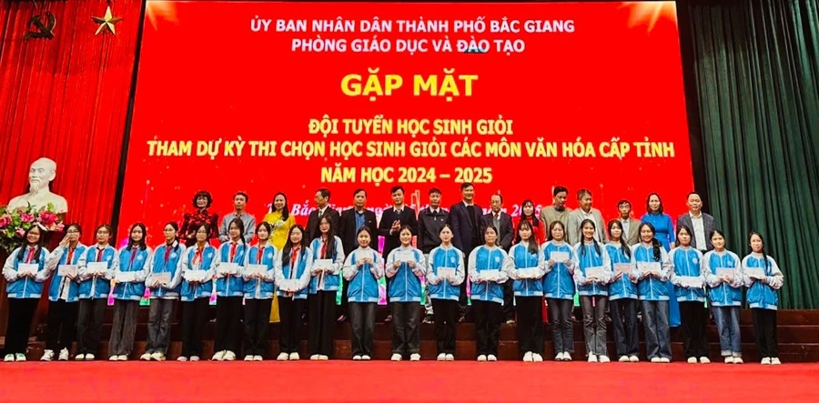 Phòng GD&ĐT TP Bắc Giang gặp mặt đội tuyển học sinh giỏi. 