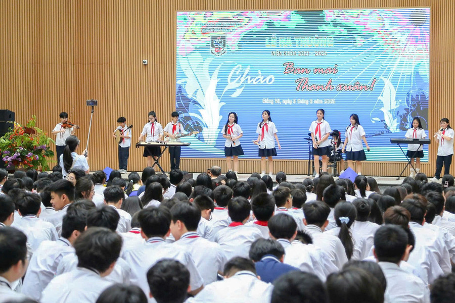 Những tiết mục văn nghệ thay lời tri ân được học sinh gửi tặng thầy cô nhân lễ ra trường. gv-5.jpg