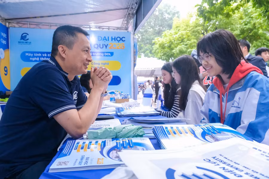 Cán bộ tư vấn tuyển sinh giải đáp thắc mắc cho học sinh.