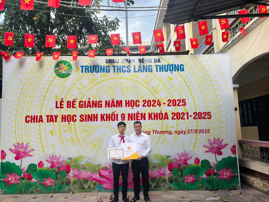 Ông Nguyễn Trung Kiên - Hiệu trưởng trường THCS Láng Thượng trao khen thưởng cho học sinh.