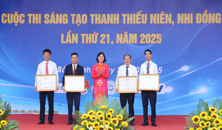 Phó Chủ tịch Thường trực HĐND tỉnh Bắc Ninh Trần Thị Hằng trao Bằng khen của Chủ tịch UBND tỉnh cho các tập thể, cá nhân có thành tích xuất sắc. 31-10-1.png