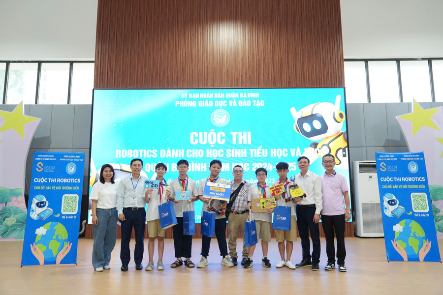 Ban tổ chức cuộc thi trao Nhất đội THCS cho Trường THCS Thăng Long. giai-nhat-cap-2.jpg